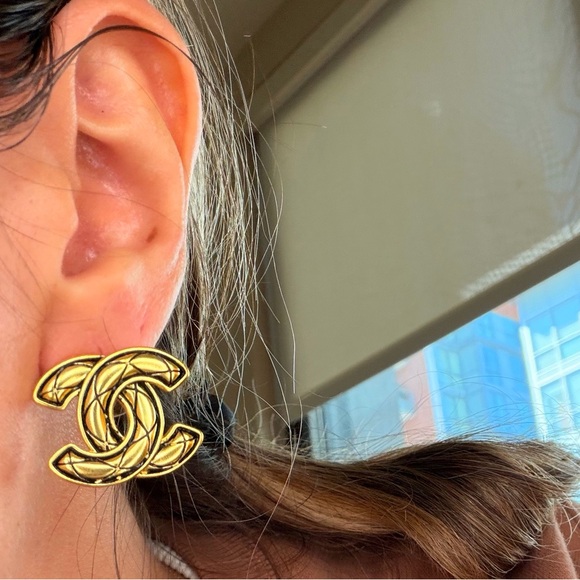 💛Vintage Chanel Gold Quilted CC Logo Statement Earrings✨ - Picture 13 of 13